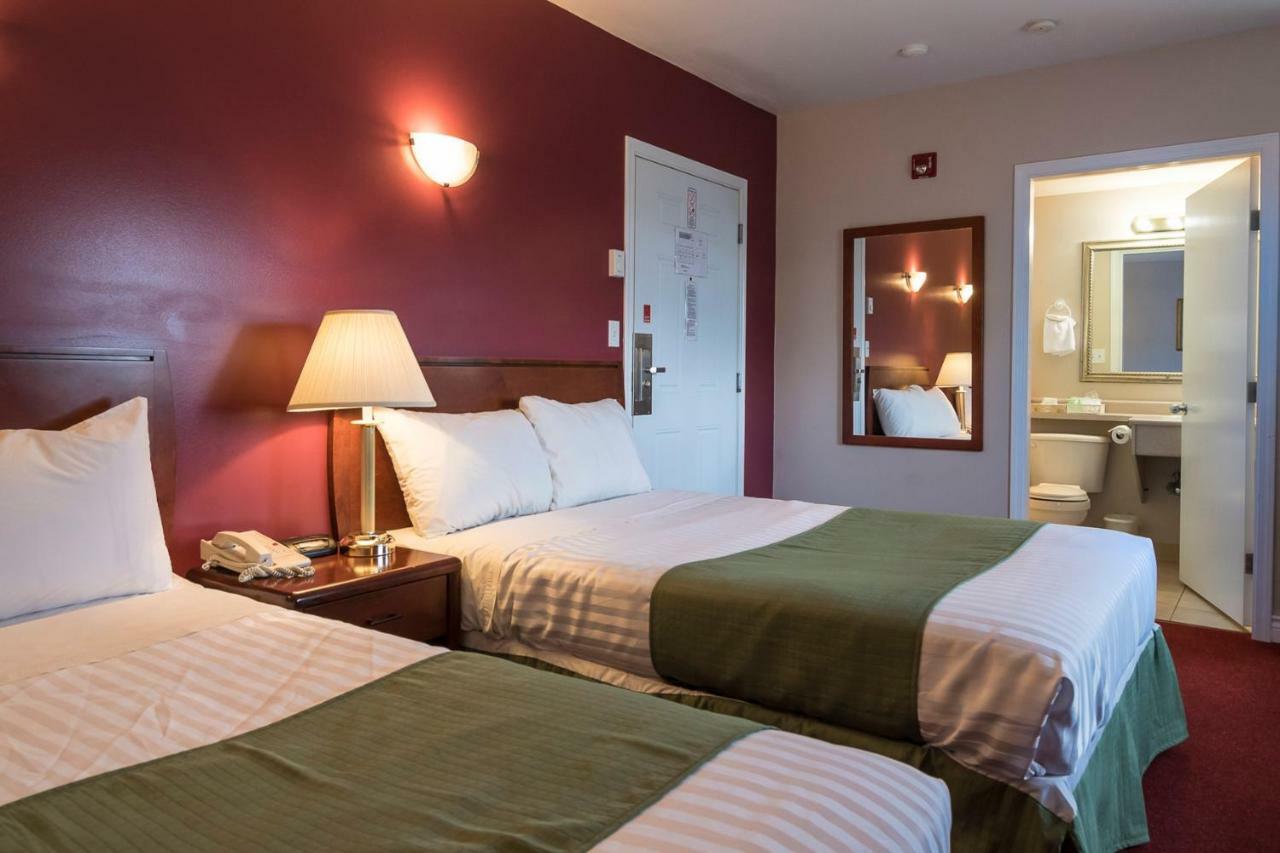 PORT AUGUSTA INN | ⋆⋆⋆ | COMOX, CANADA | SEASON DEALS FROM $67