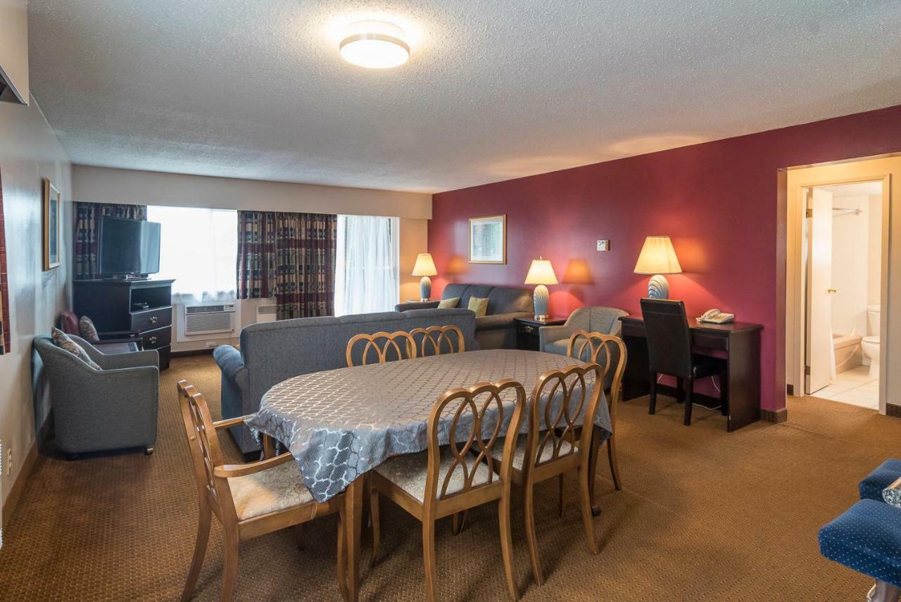 PORT AUGUSTA INN | ⋆⋆⋆ | COMOX, CANADA | SEASON DEALS FROM $67